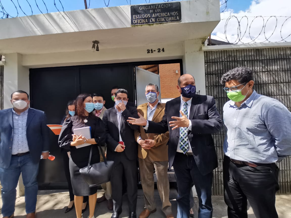 Diputados opositores  de los bloques Semilla, Une, Winaq, BIEN y Victoria se reunieron con el jefe de misión de la OEA. (Foto Prensa Libre: Mariajosé España)