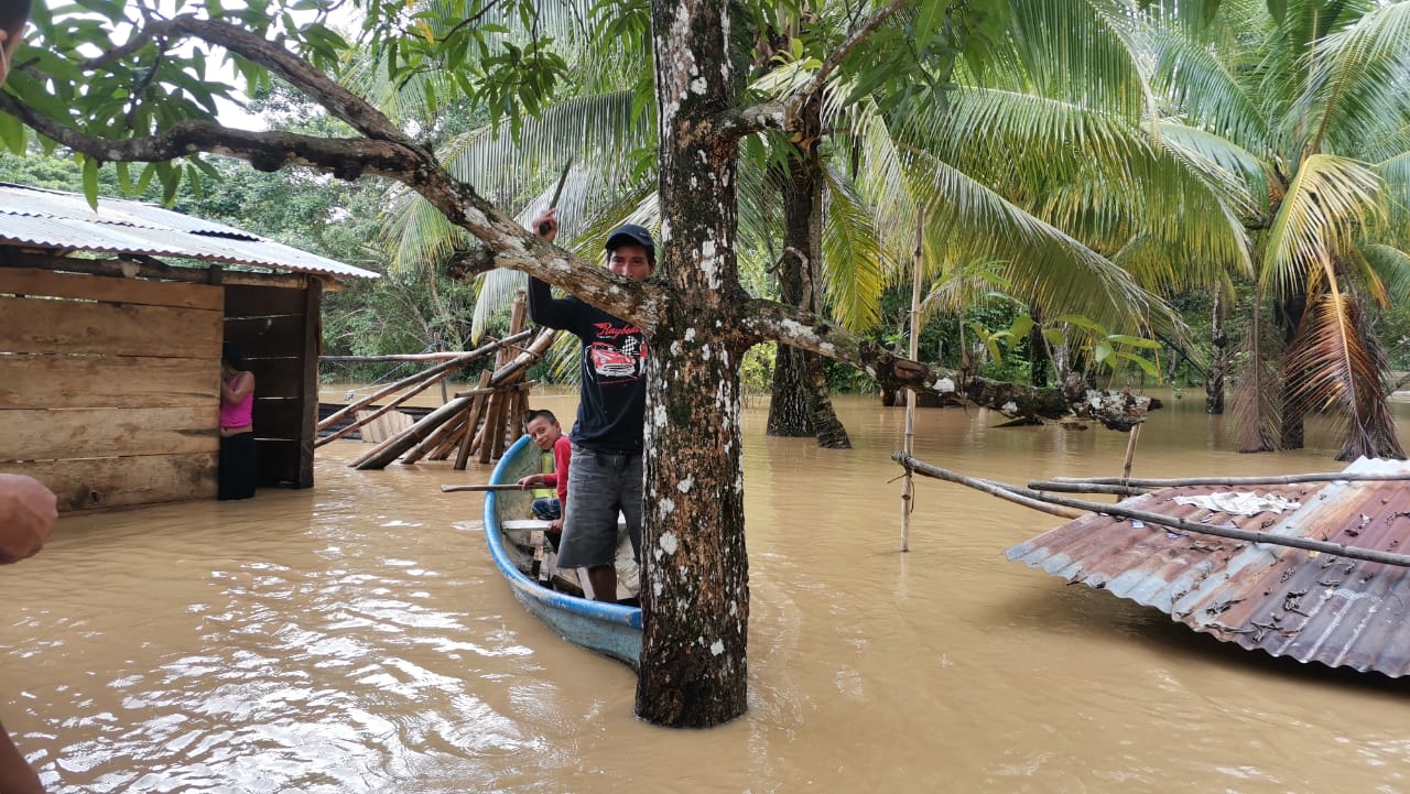 En la comunidad Río Juan Vicente, Lívingston, Izabal, el agua alcanzó los dos metros de altura. (Foto Prensa Libre: Andrea Domínguez)