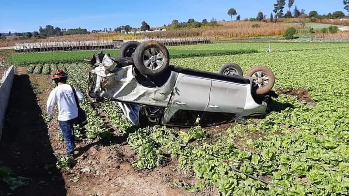 En el accidente un picop Toyota Hilux quedo volteado sobre un campo al lado de la carretera. (Foto Prensa Libre: CDBM)