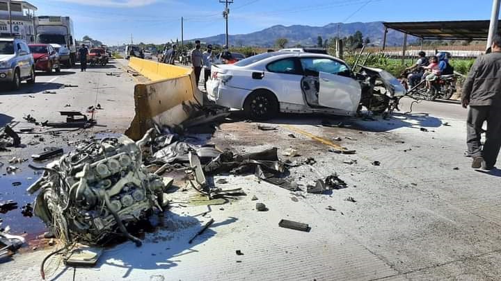 Dos vehículos protagonizaron un accidente de tránsito ocurrido en el kilómetro 75.6 de la ruta Intaeramericana. (Foto Prensa Libre: CDBM) 