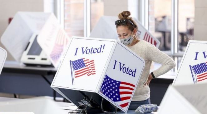 En los colegios electorales de EE. UU. no pueden intervenir agentes armados, pues se considera como intimidación. (Foto Prensa Libre: AFP)