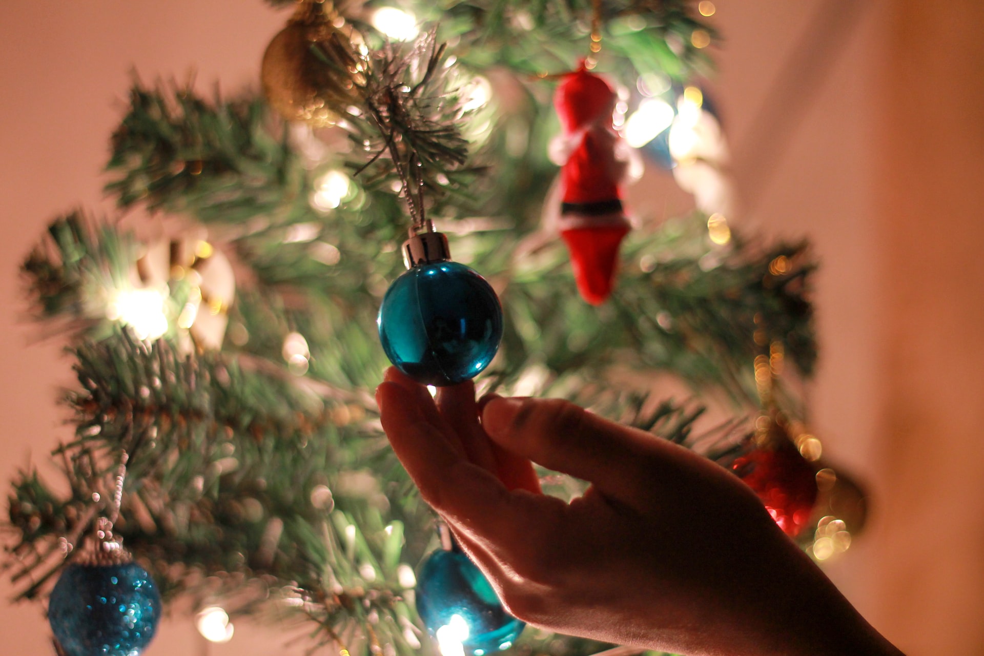 Foto Principal: La decoración navideña refleja la personalidad y entusiasmo por las fiestas de fin de año, según los expertos. (Foto Prensa Libre: Aswathy N on Unsplash).