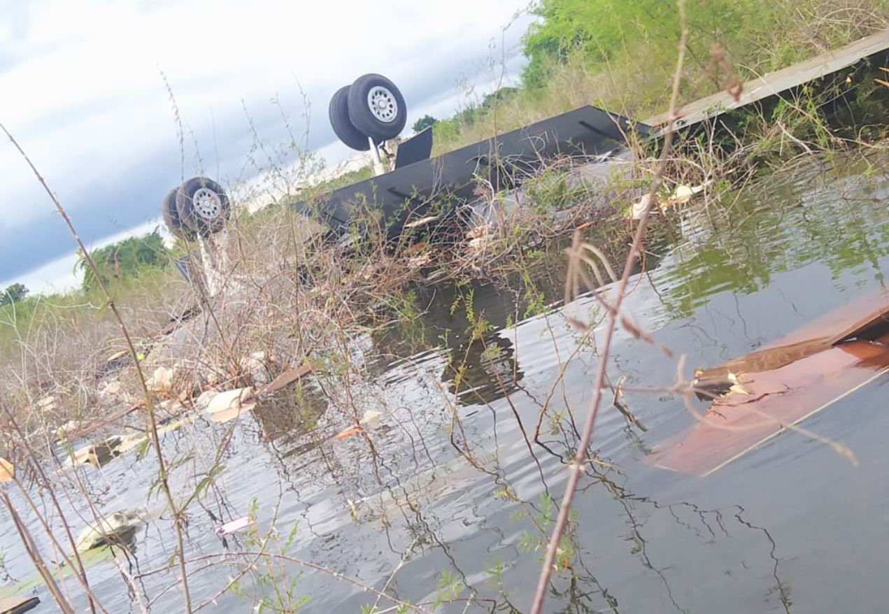 Los cadáveres de dos personas fueron localizados este martes 3 de noviembre en La Laguna del Tigre, Petén, cerca del área donde el lunes se estrelló una avioneta que ingresó ilegalmente a Guatemala. (Foto Prensa Libre: Ejército de Guatemala)