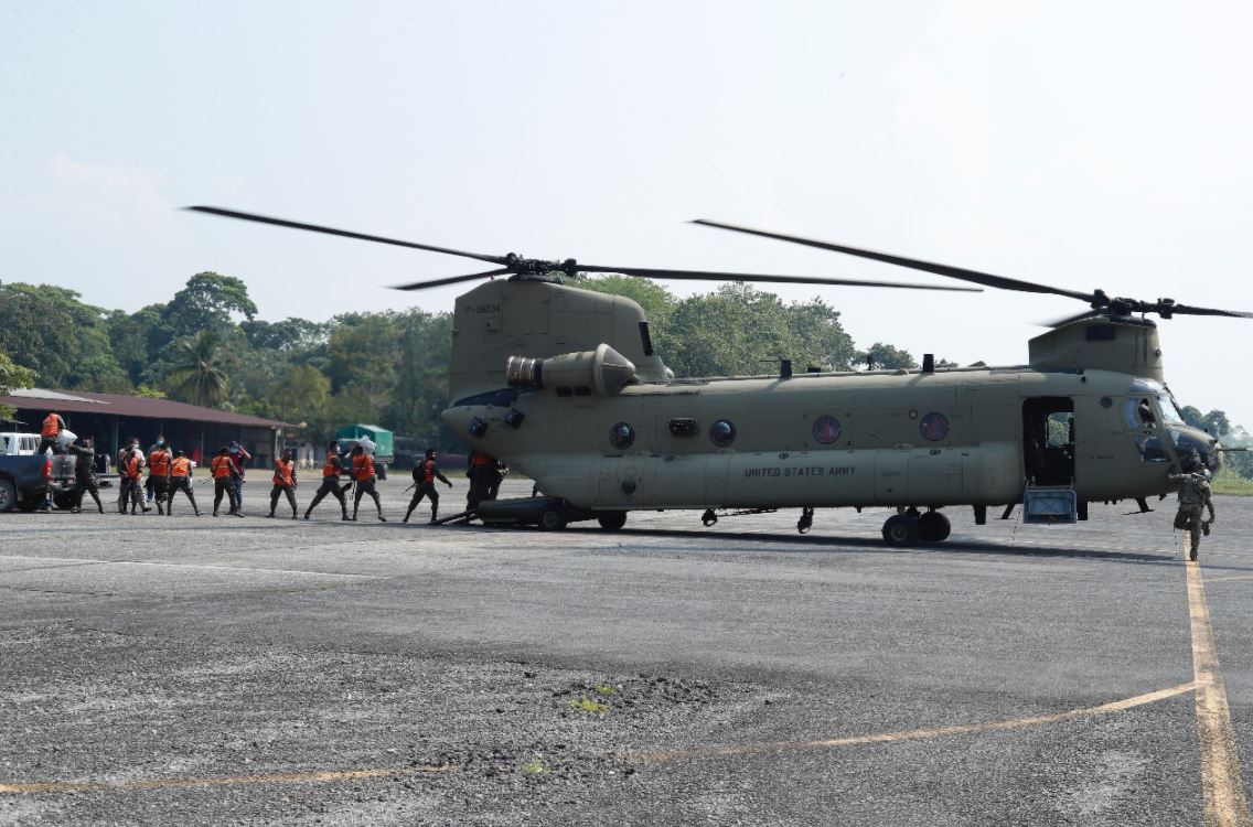Helicóptero CH-47 Chinook, de Estados Unidos, transporta ayuda a afectados por Eta (Foto Prensa Libre:  Esbin García)