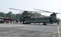 Helicóptero CH-47 Chinook, de Estados Unidos, transporta ayuda a afectados por Eta (Foto Prensa Libre:  Esbin García)