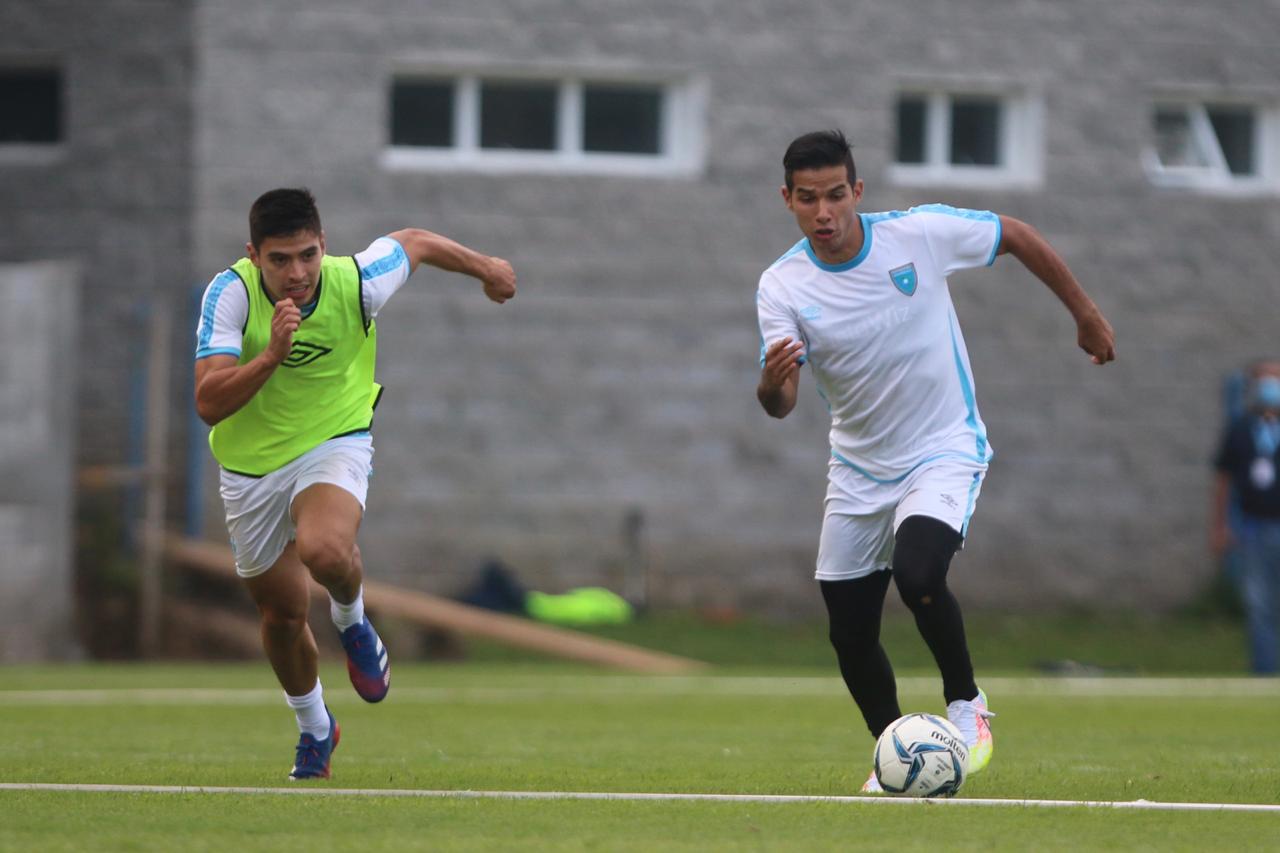 Jesús López (derecha), durante la práctica de la Selección de Guatemala este miércoles. (Foto Prensa Libre: Cortesía Fedefut)