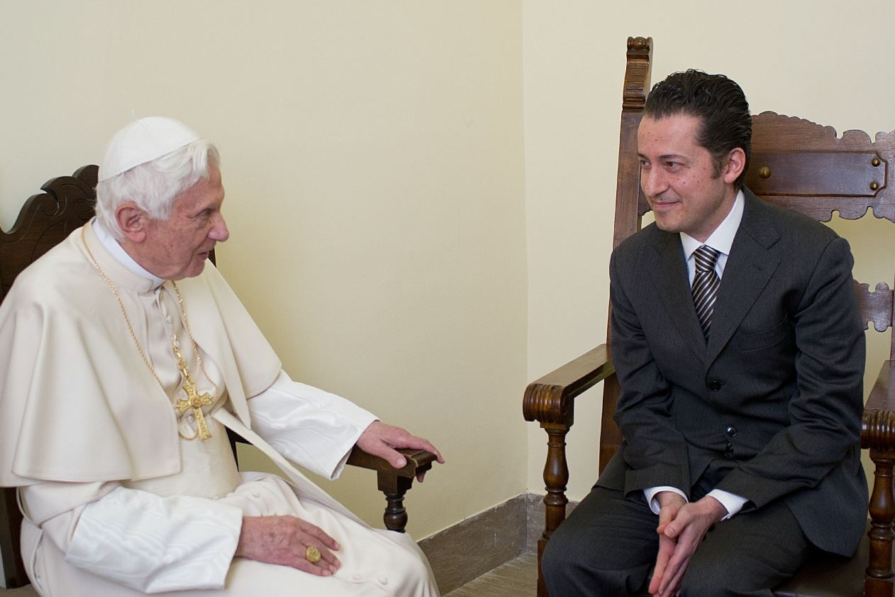 El ex mayordomo del Vaticano, Paolo Gabriele, reuniéndose con el Papa Benedicto XVI en la prisión de la Ciudad del Vaticano. Foto del 2012. (Foto Prensa Libre: L'Osservatore Romano)