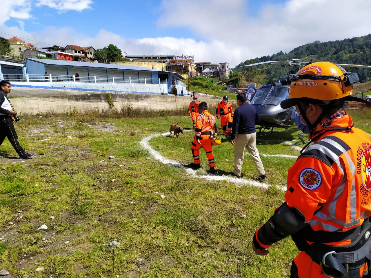 La unidad canina de los Bomberos Voluntarios llegó a Huehuetenango para apoyar las labores de rescate. (Foto: Prensa Libre: Mike Castillo) 
