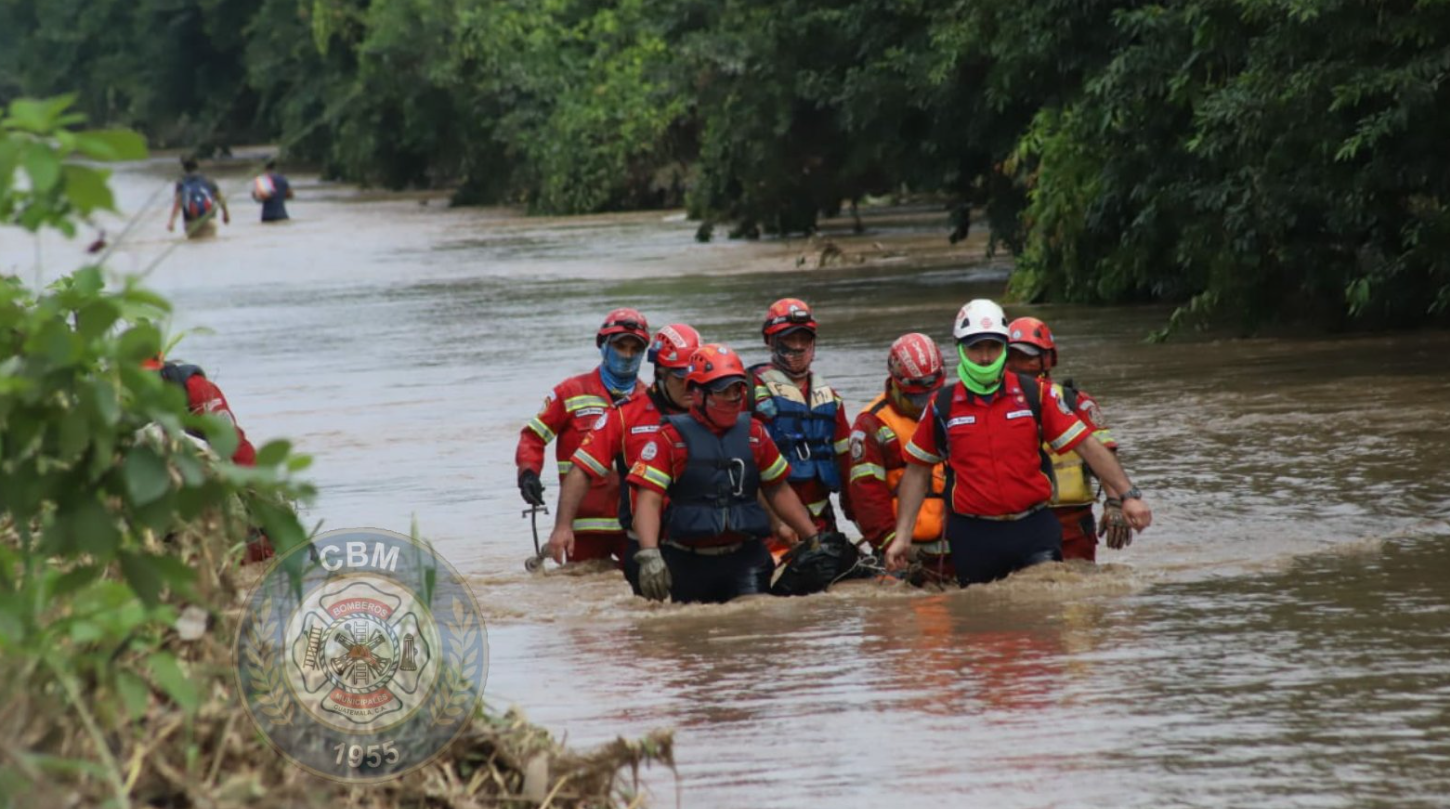Bomberos Municipales atravesaron áreas inundadas para lograr el rescate. (Foto: Bomberos Municipales) 