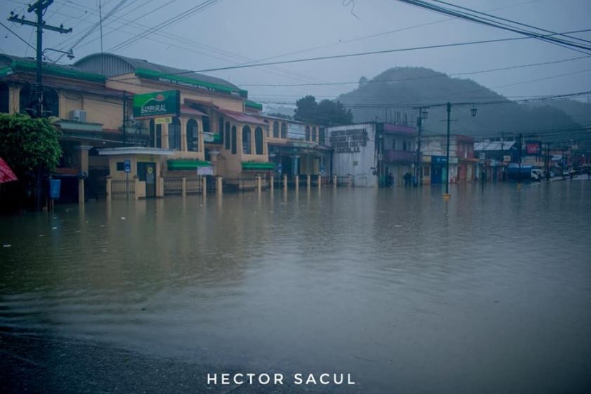 Así luce San Pedro Carchá, por las inundaciones de las últimas horas. (Foto Prensa Libre: Héctor Sacul)