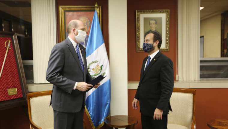 Embajador William Popp recibe la carta de solicitud de TPS de manos del canciller Pedro Brolo. (Foto Prensa Libre: Minex)