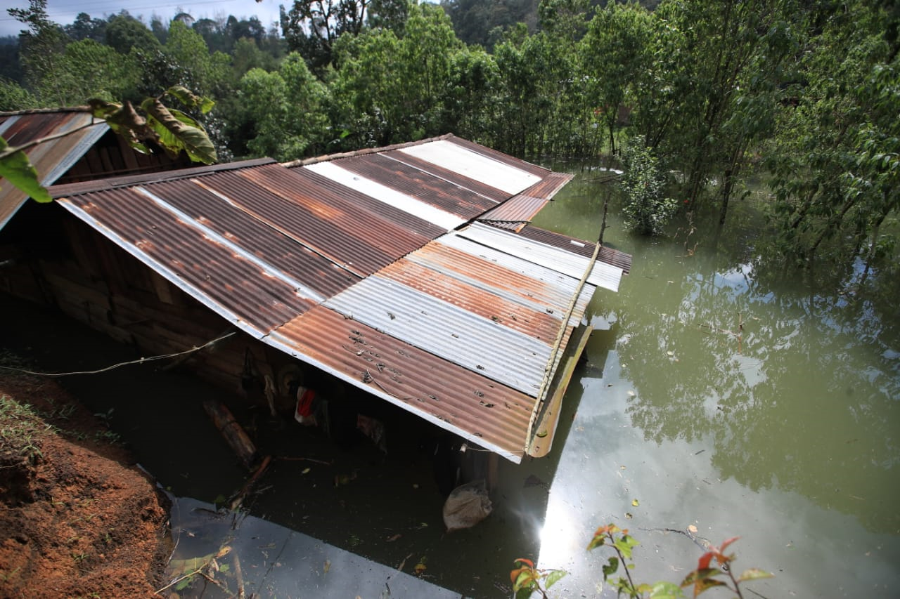 Decenas de casas están inundadas hasta el techo. (Foto: Prensa Libre: Carlos H. Ovalle) 