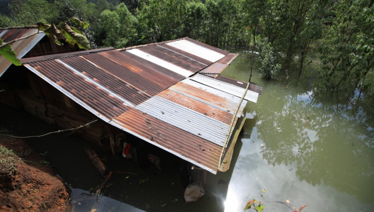 Decenas de casas están inundadas hasta el techo. (Foto: Prensa Libre: Carlos H. Ovalle) 