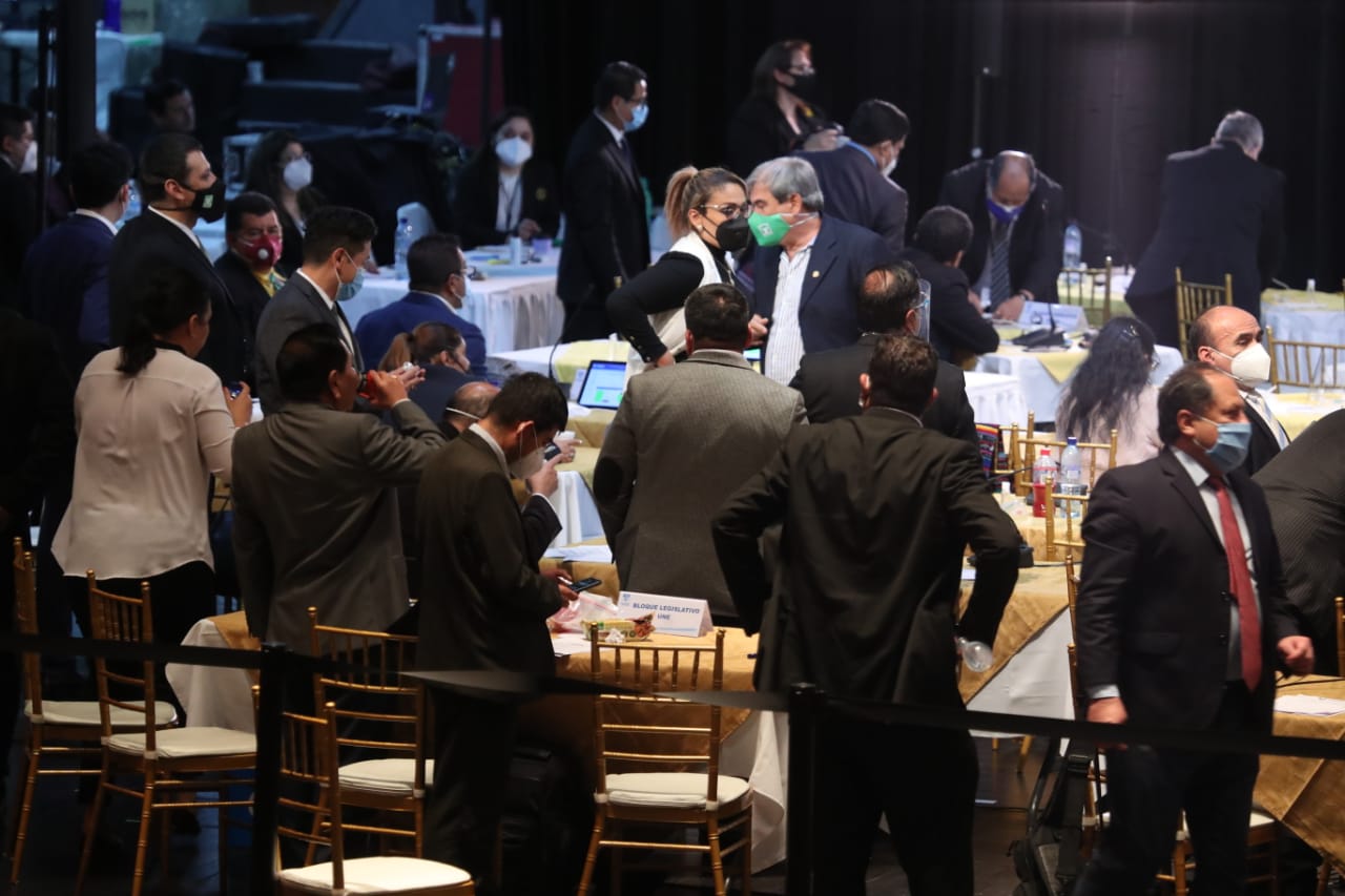 Diputados votan por un punto resolutivo para recomendar la destitución del ministro de Gobernación. Foto: Érick Ávila