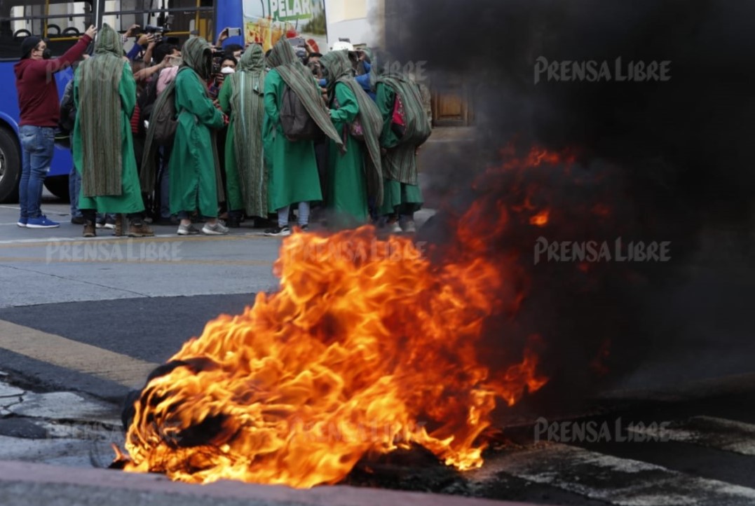 Encapuchados queman llantas y tapan la 10 avenida con un autobús de Transurbano. (Foto: Esbin García)