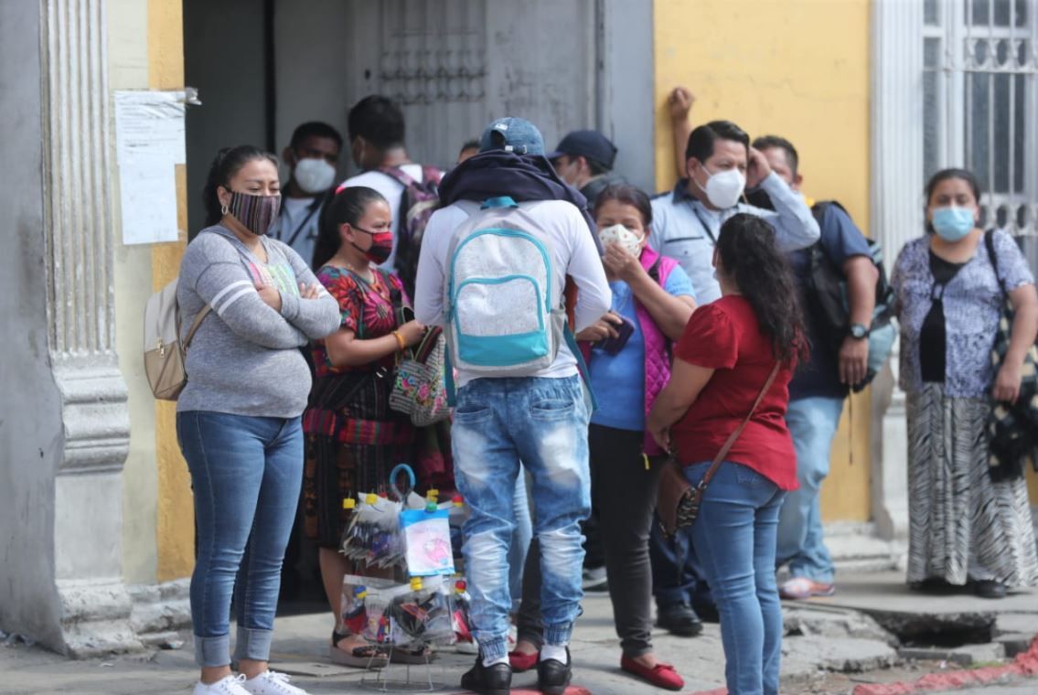 Personas utilizan mascarilla por el coronavirus en Guatemala. (Foto Prensa Libre: Erick Ávila)