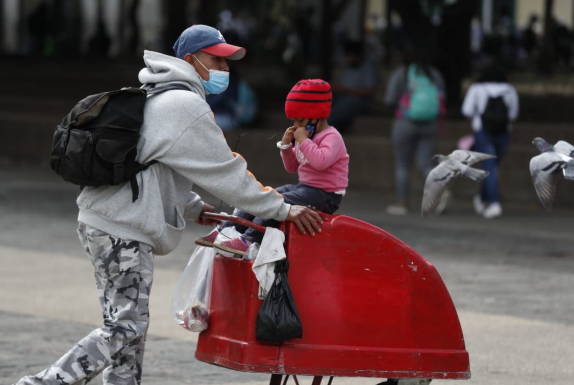 Vendedor de helados en la capital de Guatemala, impactada por la pandemia del coronavirus. (Foto Prensa Libre: Esbin García)