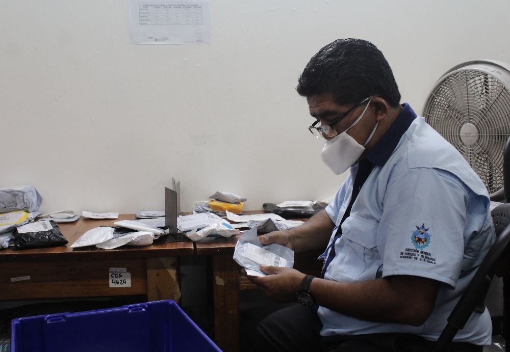 Personal de la Dirección de Correos y Telégrafos de Guatemala revisan y clasifican mensajería y paquetería tanto local como internacional. (Foto Prensa Libre: Esbin García)