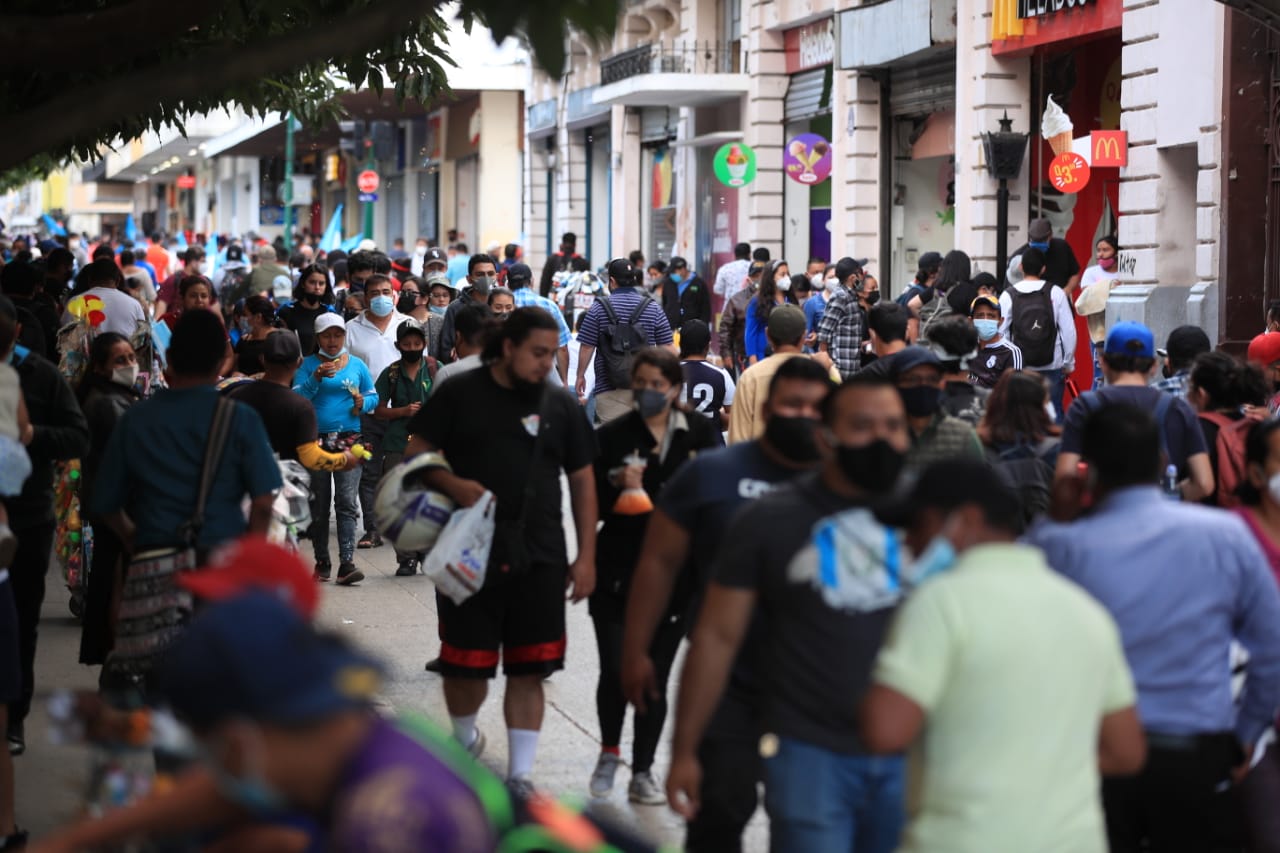 Las aglomeraciones en algunos puntos del país continúan, a pesar de que aún hay cientos de contagios de coronavirus. (Foto Prensa Libre: Carlos Hernández)