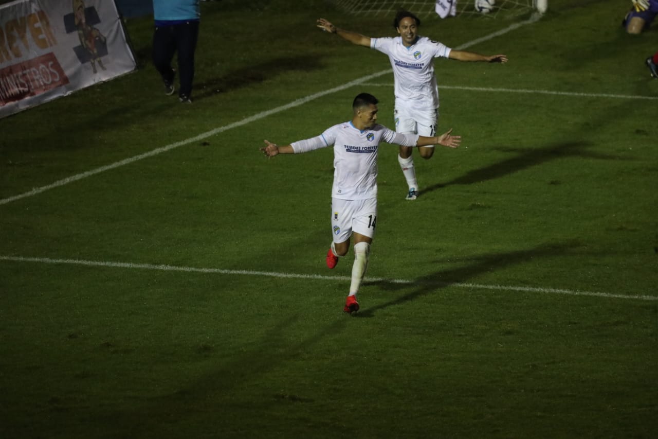 Rafael Morales celebra tras anotar el 2-1 definitivo que le dio la victoria a Comunicaciones en el Clásico 313. (Foto Prensa Libre: Érick Ávila)