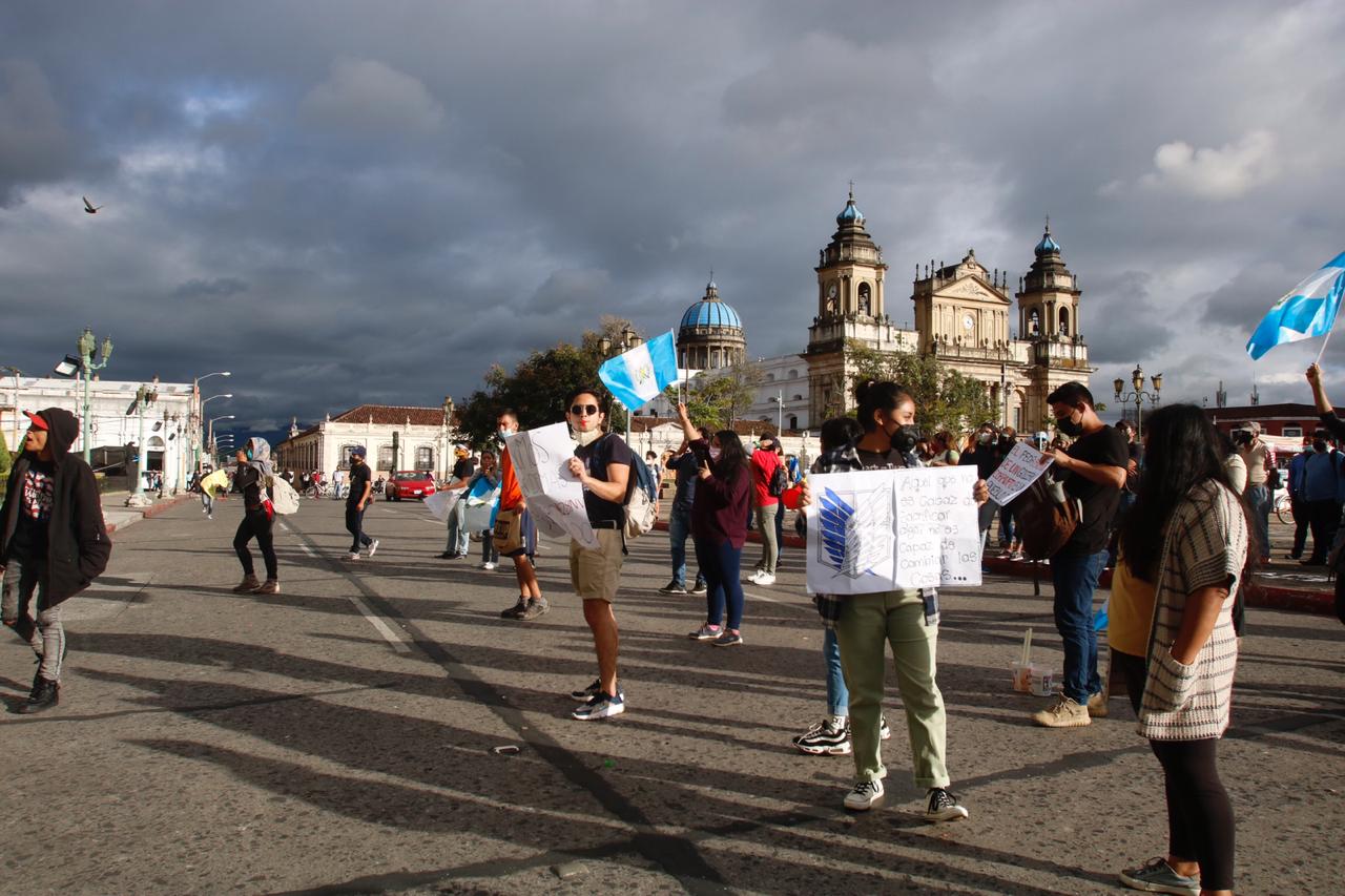 Las protestas pacíficas en contras del Gobierno persisten. (Foto Prensa Libre: Fernando Cabrera)

