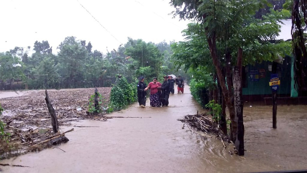 Las inundaciones y deslaves provocados por las lluvias de los últimos días traerá como consecuencia diversas enfermedades entre la población afectada. (Foto Prensa Libre: Hemeroteca PL)
