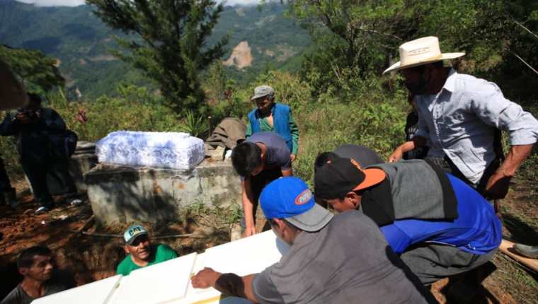 Inhumación de las víctimas del deslave en Quejá, San Cristóbal Verapaz, Alta Verapaz. (Foto Prensa Libre: Carlos Hernández).
