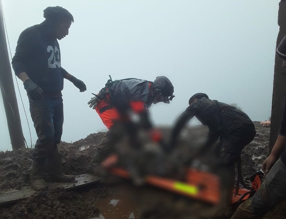 Soldados rescatan un cuerpo soterrado en Quiché. (Foto Prensa Libre: Ejército)