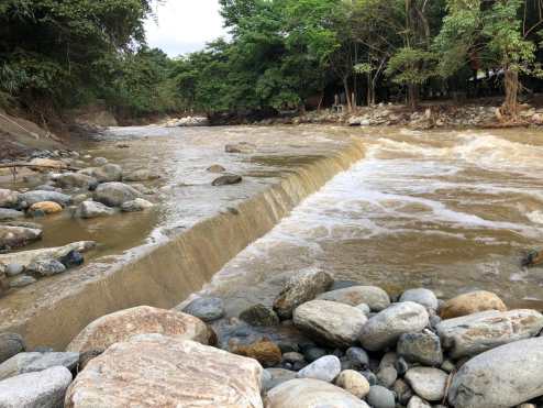 Piedras, arena y vegetación fueron arrastradas por los ríos Teculután y Motagua que rodean el municipio. Foto: Andrea Domínguez
