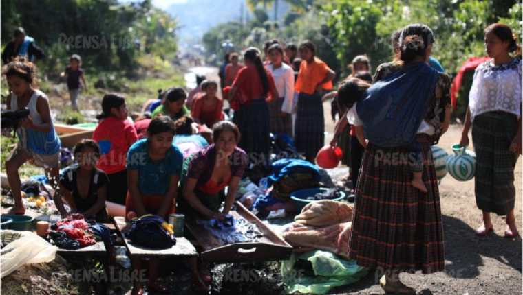 Afectados por Eta cocinan, lavan y tratan de sobrellevar la tragedia en los caminos de Santa Elena. (Foto Prensa Libre: Carlos Hernández)