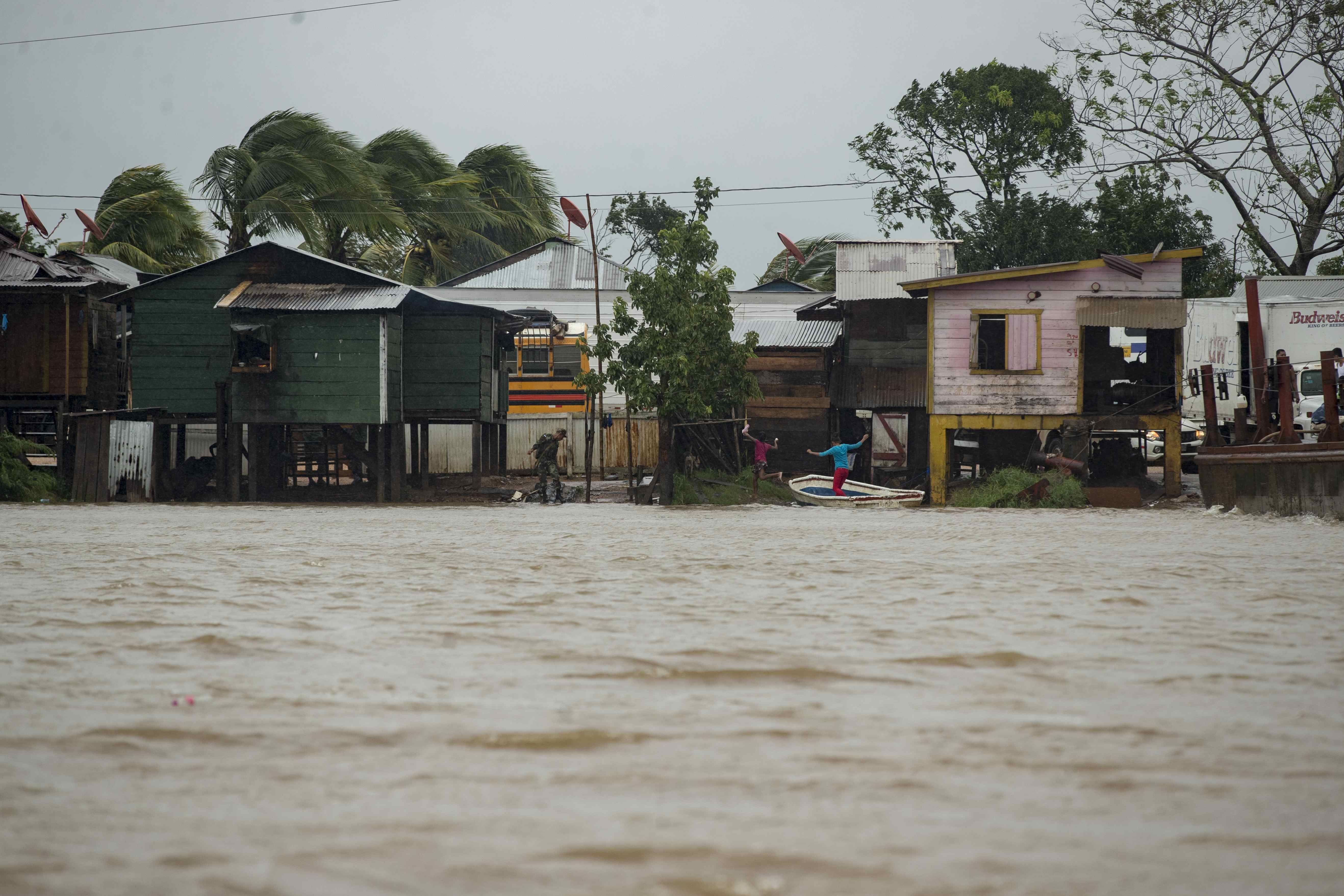 Eta azota el Caribe de Nicaragua como un huracán "extremadamente peligroso". (Foto Prensa Libre: EFE)