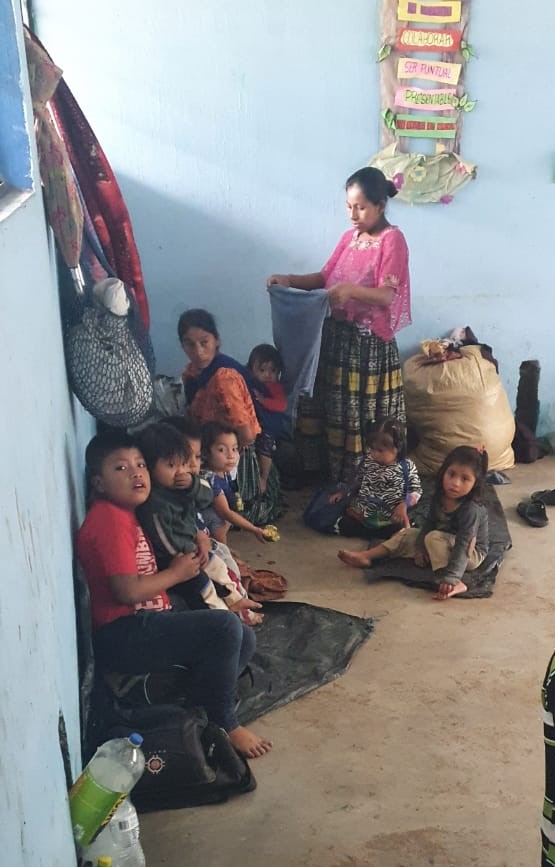Familias enteras fueron albergadas tras el paso de las tormentas tropicales en Guatemala.  (Foto Prensa Libre: Cortesía 