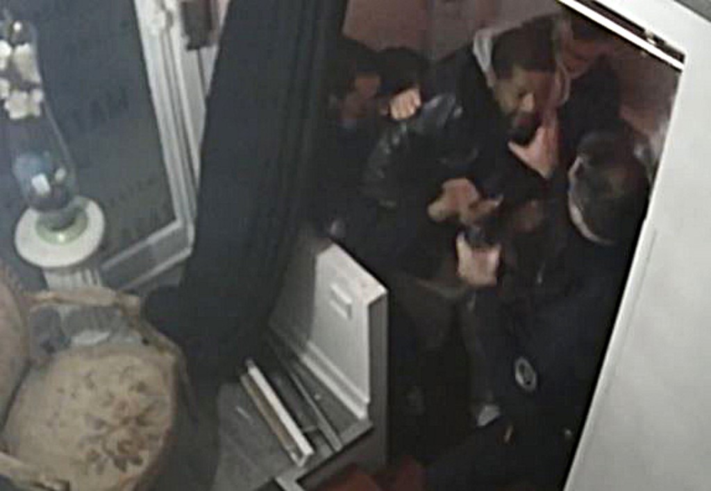 El video captó el momento en que Michel Zecler es agredido por los policías. (Foto Prensa Libre: AFP)