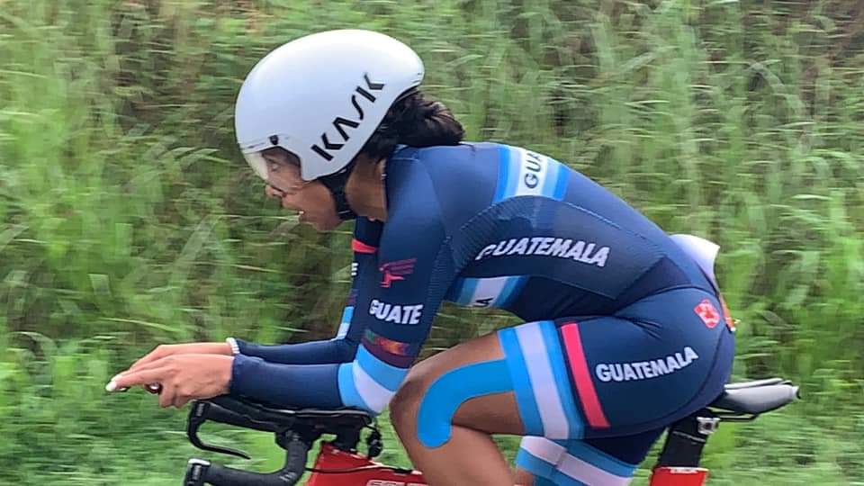 La ciclista guatemalteca Gaby Soto se quedó con la medalla de plata en la prueba contrarreloj del Campeonato Centroamericano de Ruta que se realiza en Panamá. (Foto Prensa Libre: Cortesía Federación de Ciclismo de Guatemala)