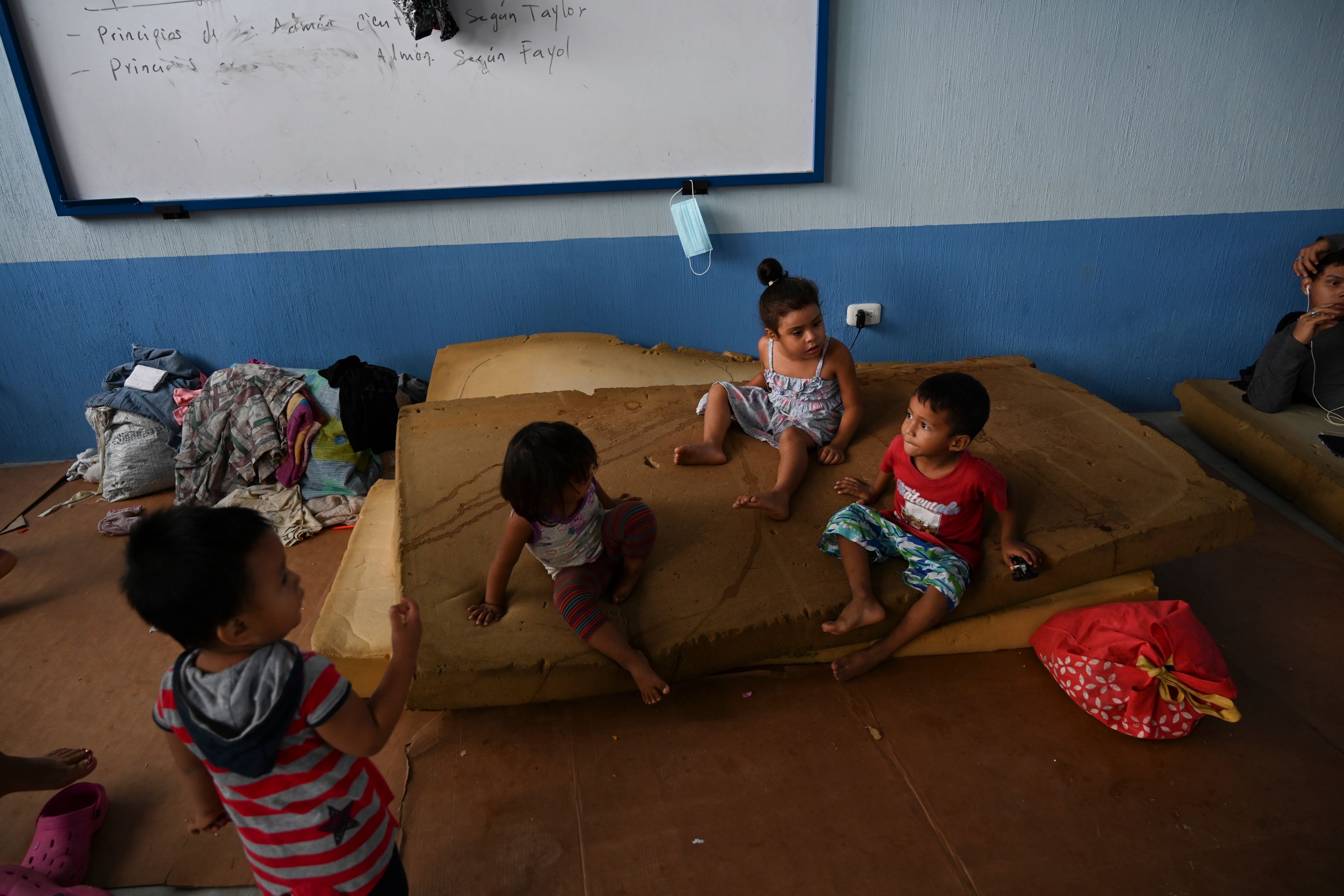 La depresión tropical ETA se ensaña con poblaciones que ya estaban afectadas por el covid-19 y la desnutrición aguda infantil. (Foto Prensa Libre: AFP)