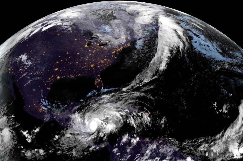 Fotografía satelital cedida por la Oficina Nacional de Administración Oceánica y Atmosférica (NOAA) por vía del Centro Nacional de Huracanes (NHC) donde se muestra la localización del huracán Eta a las 19.10 hora local. (Foto Prensa Libre: EFE)