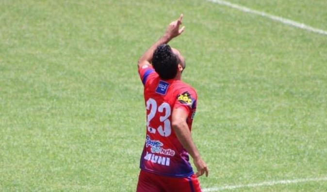 El mexicano Carlos Kamiani Félix anotó un triplete ante Sanarate y comparte el liderato de goleo del Torneo Apertura 2020 con Ramiro Rocca. (Foto: Twitter TercerTiempoGT)
