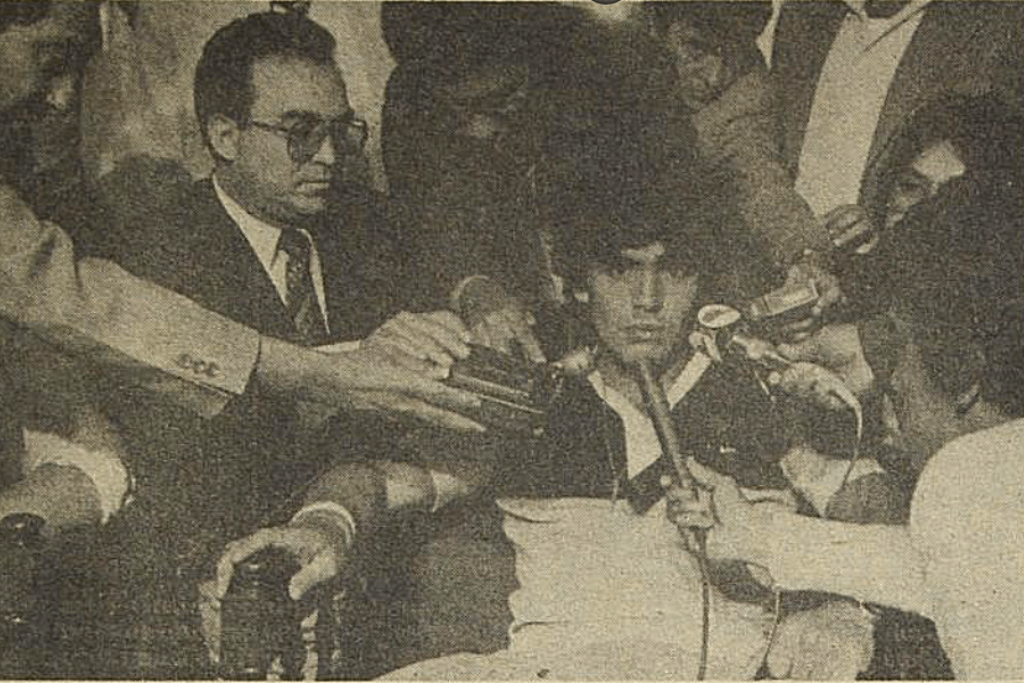 Diego Maradona, asediado por los periodistas guatemaltecos. Todos querían lograr hacer una pregunta al ídolo del futbol mundial. Él luce como si estuviera en el banquillo de los acusados. Foto: Hemeroteca PL (28/01/1982)