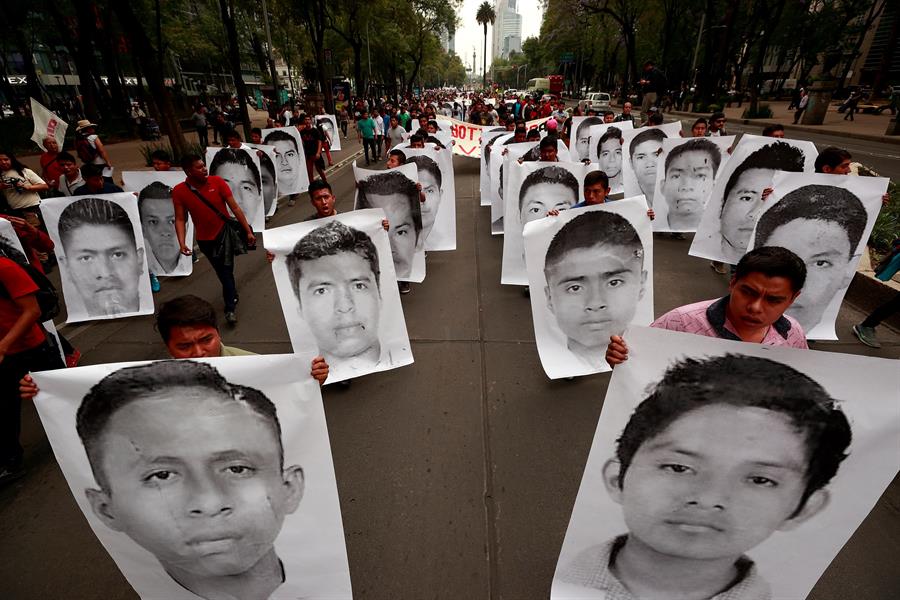 Familiares, estudiantes y simpatizantes de los 43 jóvenes desaparecidos de Ayotzinapa protestan en Ciudad de México. (Foto Prensa Libre: EFE)
