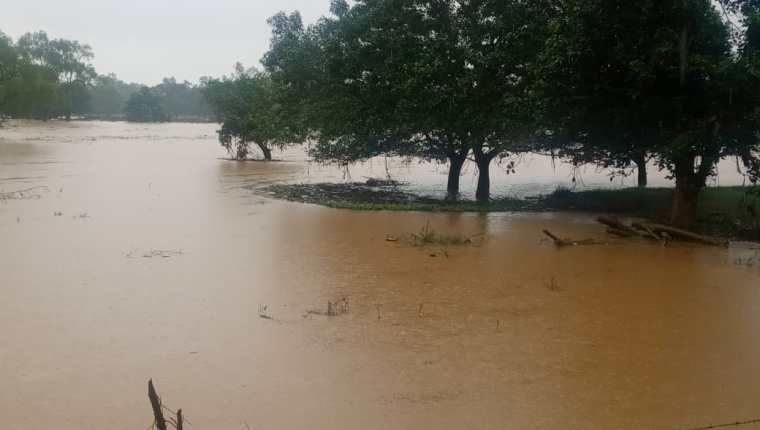 El río Motagua está aumentando su caudal y amenaza comunidades en Izabal. (Foto: Conred)