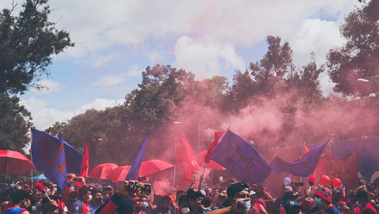 Decenas de aficionados de Municipal llegaron al estadio Manuel Felipe Carrera a despedir a su equipo previo a que este enfrente al Saprissa de Costa Rica. (Foto Prensa libre: Twitter @El12Rojo)