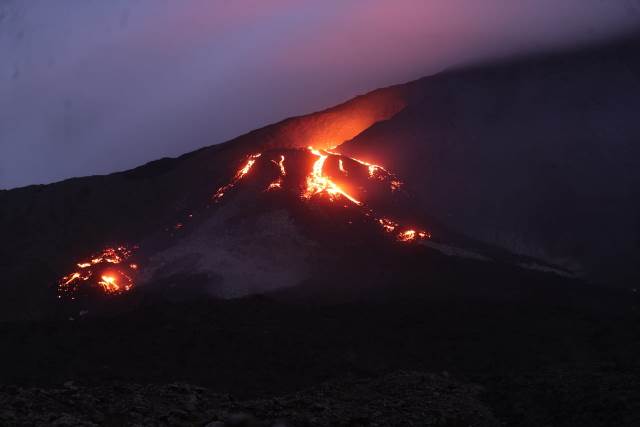 Actividad de la fisura recién formada en el volcán de Pacaya. Foto Prensa Libre: Érick Ávila