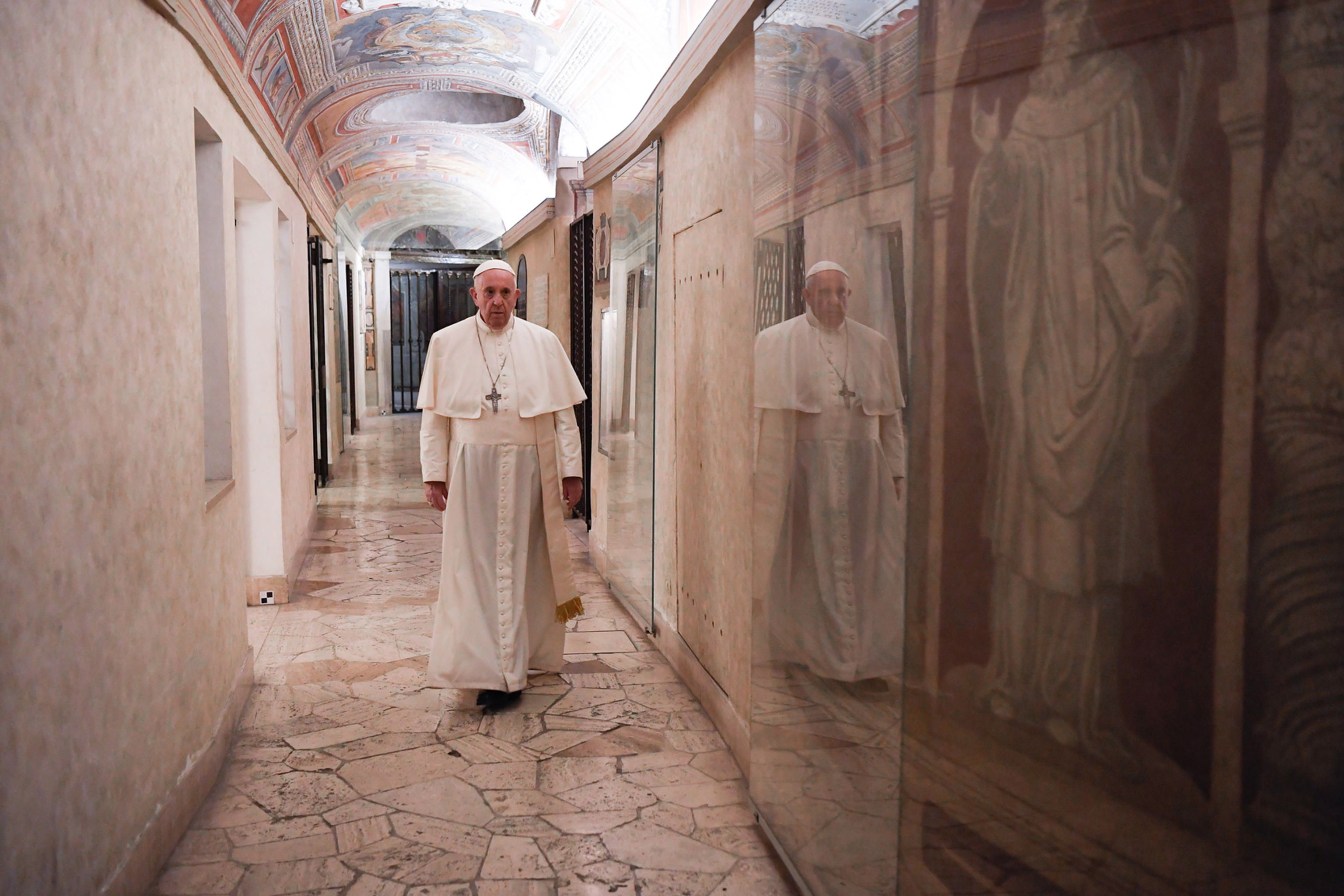 El papa clama por las víctimas de la pandemia del coronavirus. (Foto Prensa Libre: EFE)