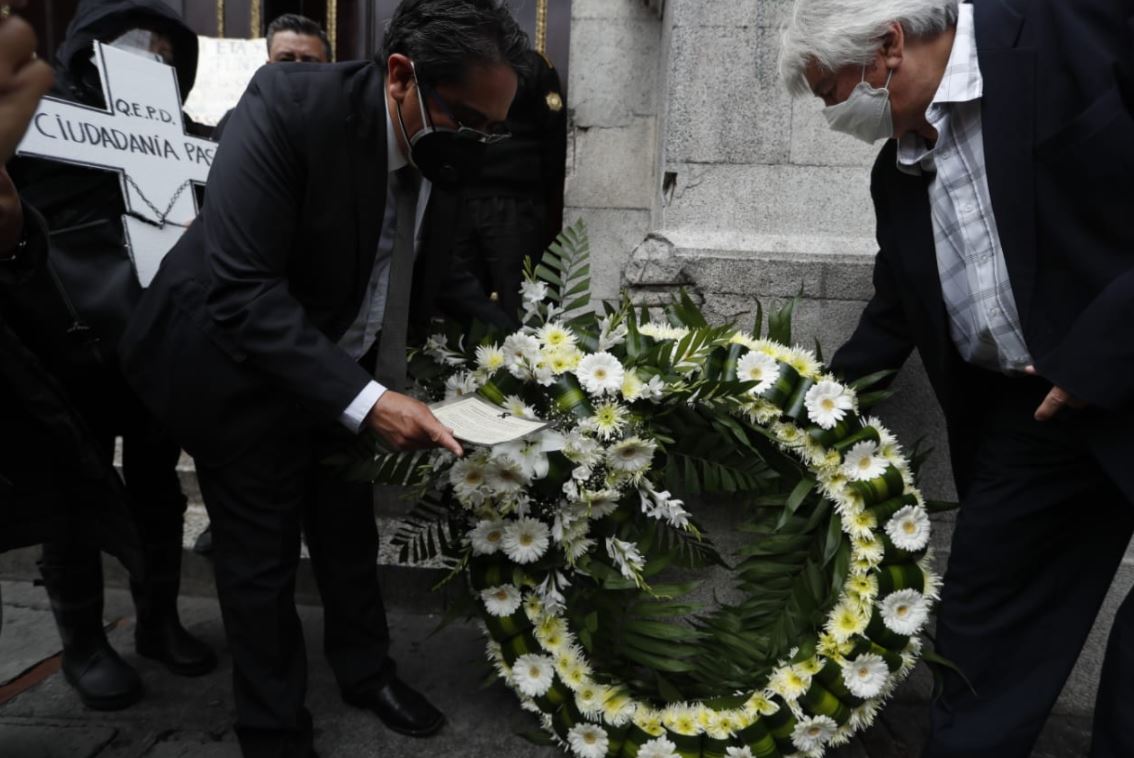El procurador de los Derechos Humanos, coloca una corona fúnebre frente al Congreso. (Foto Prensa Libre: Esbin García)