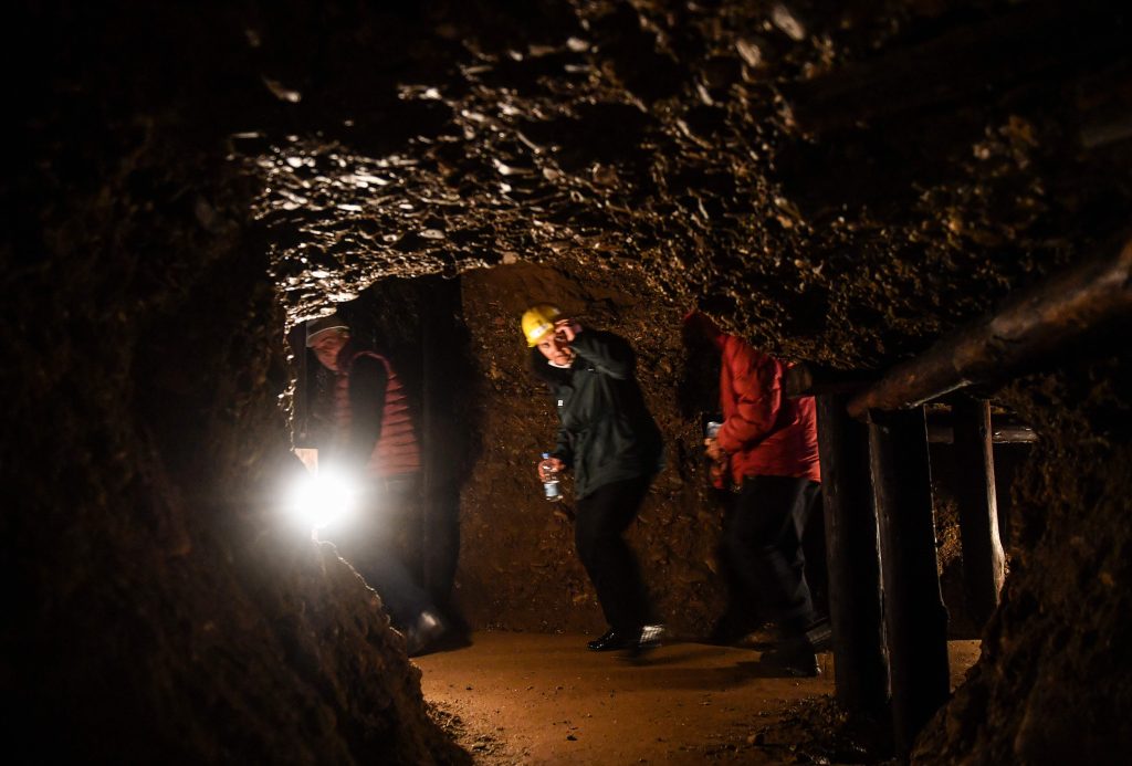 Un grupo de turistas visita los túneles de la pirámide ubicada en Viosko, Bosnia. A la pirámide le atribuyen "poderes energéticos".  (Foto Prensa Libre: AFP)