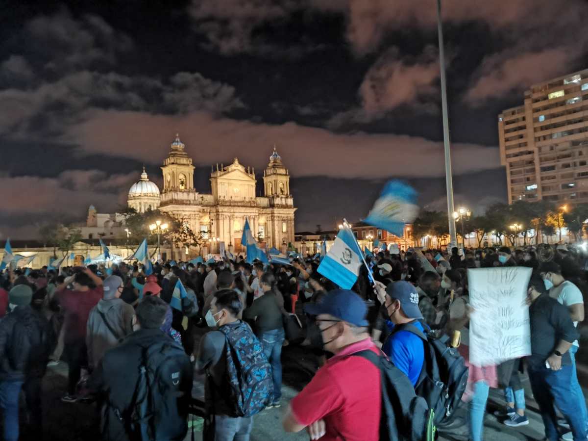 Miles de guatemaltecos protestan en la Plaza de la Constitución contra el Gobierno y piden la renuncia de Giammattei