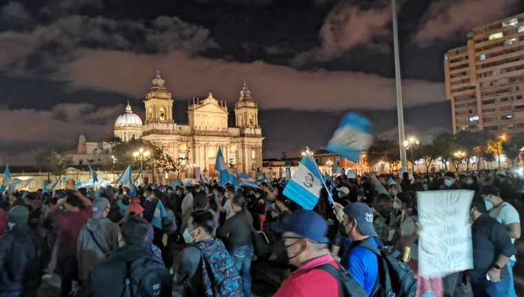 Así luce la Plaza a las 18:20 horas de este sábado 28 de noviembre. (Foto Prensa Libre: Felipe Garrán)