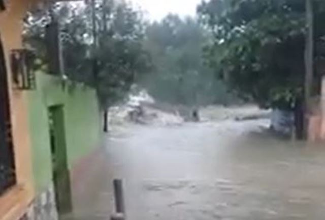 Video: puente bailey es arrastrado por río crecido e incomunica aldeas de Gualán, Zacapa