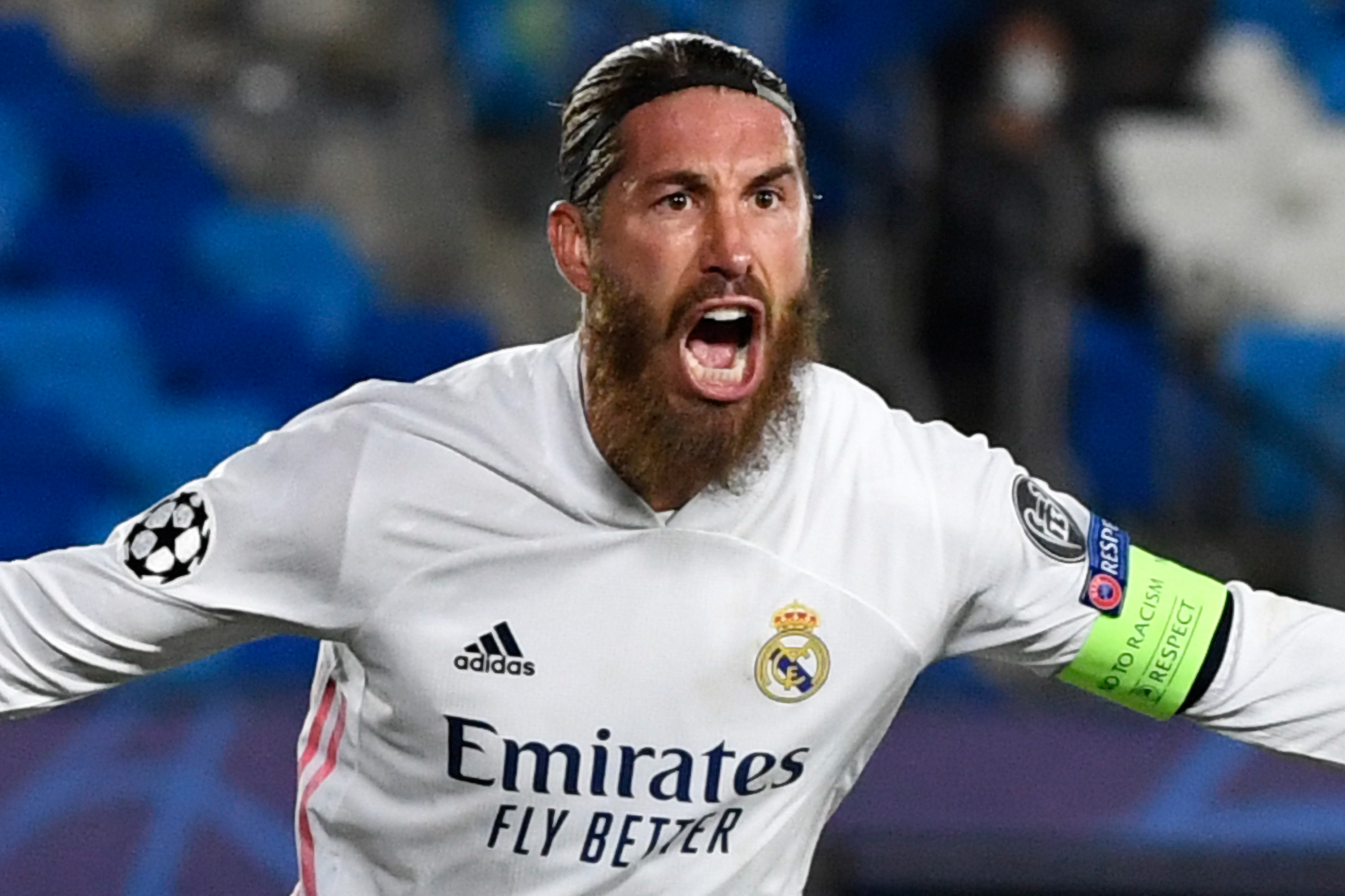 Sergio Ramos, el capitán del Real Madrid, consigue su gol 100 con el club merengue. (Foto Prensa Libre: AFP)