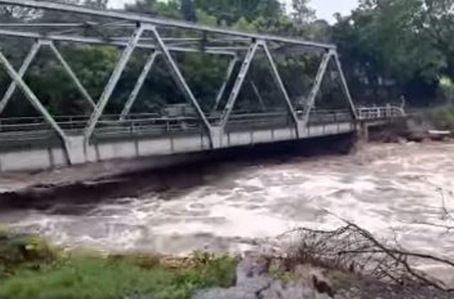 Puente Teculután fue cerrado ante la amenaza del río.